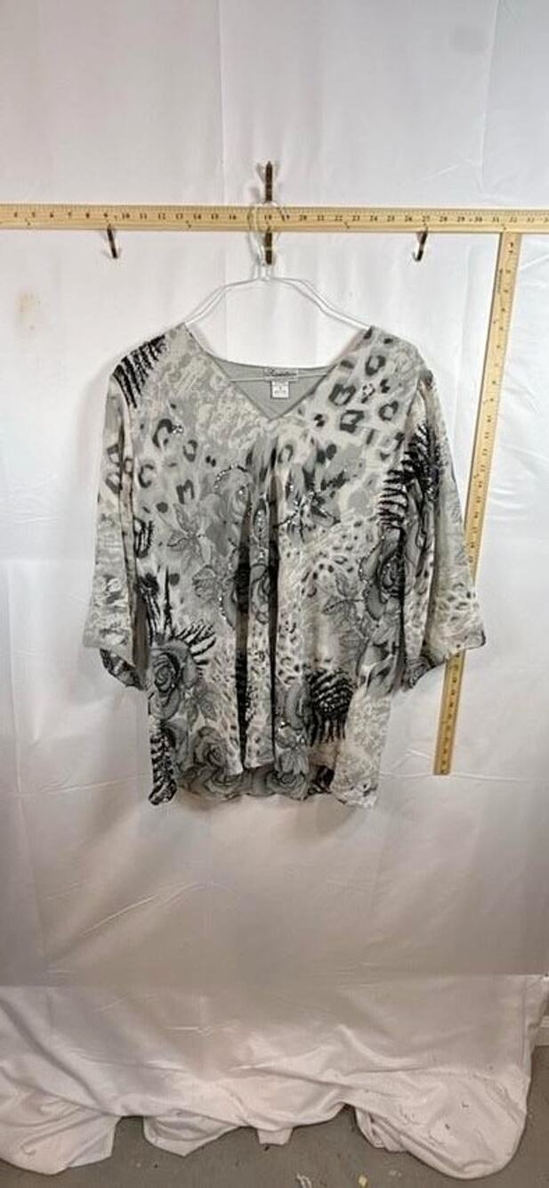 Signature JMD Womens 1X Top Grey Leopard Floral Rose Sequin V Neck Shirt Plus